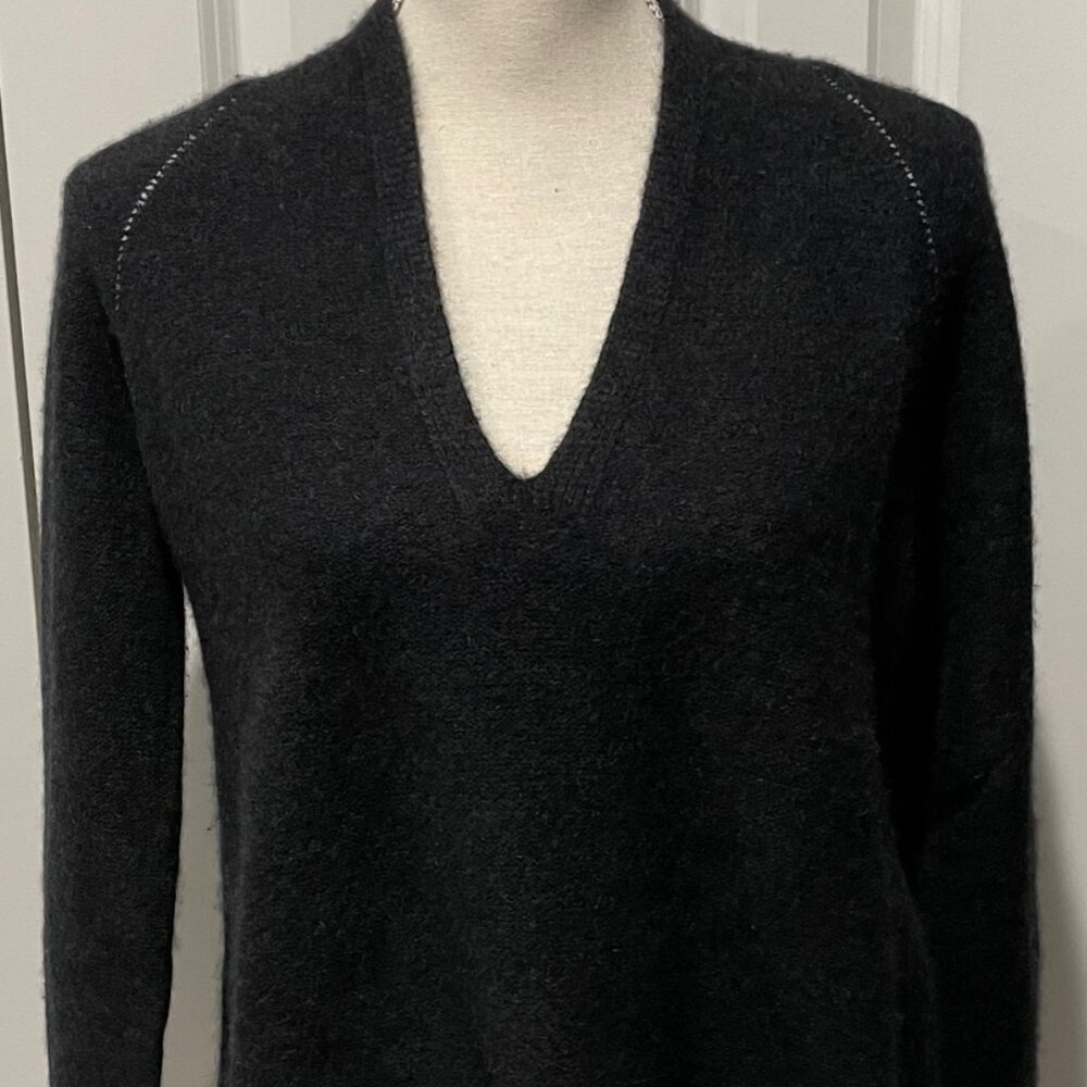 360 CASHMERE CHARCOAL GRAY DEEP V CASHMERE SWEATER SIZE S TAGS ON